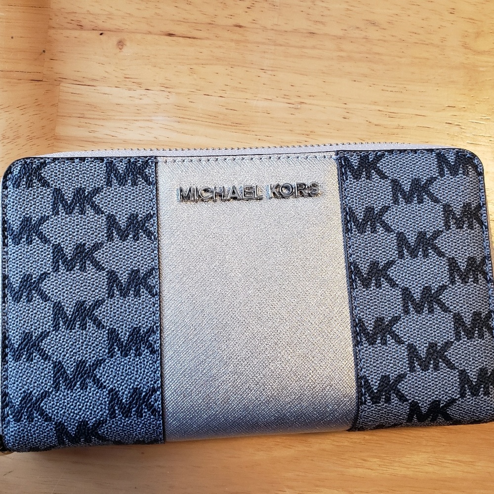 Michael  Kors  Zip Wallet